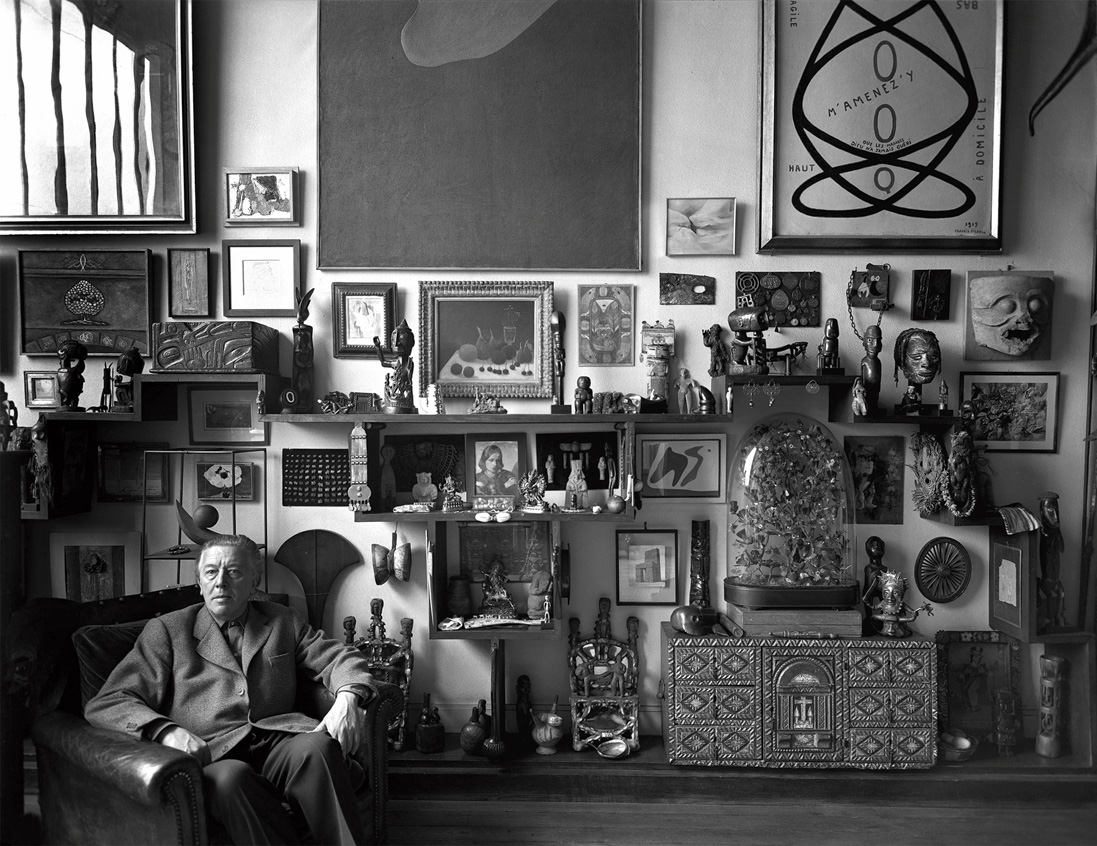 André Breton dans ses collections par Sabine Weiss
